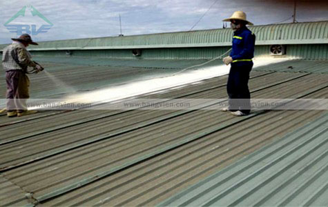 đang thi công sơn chống nóng